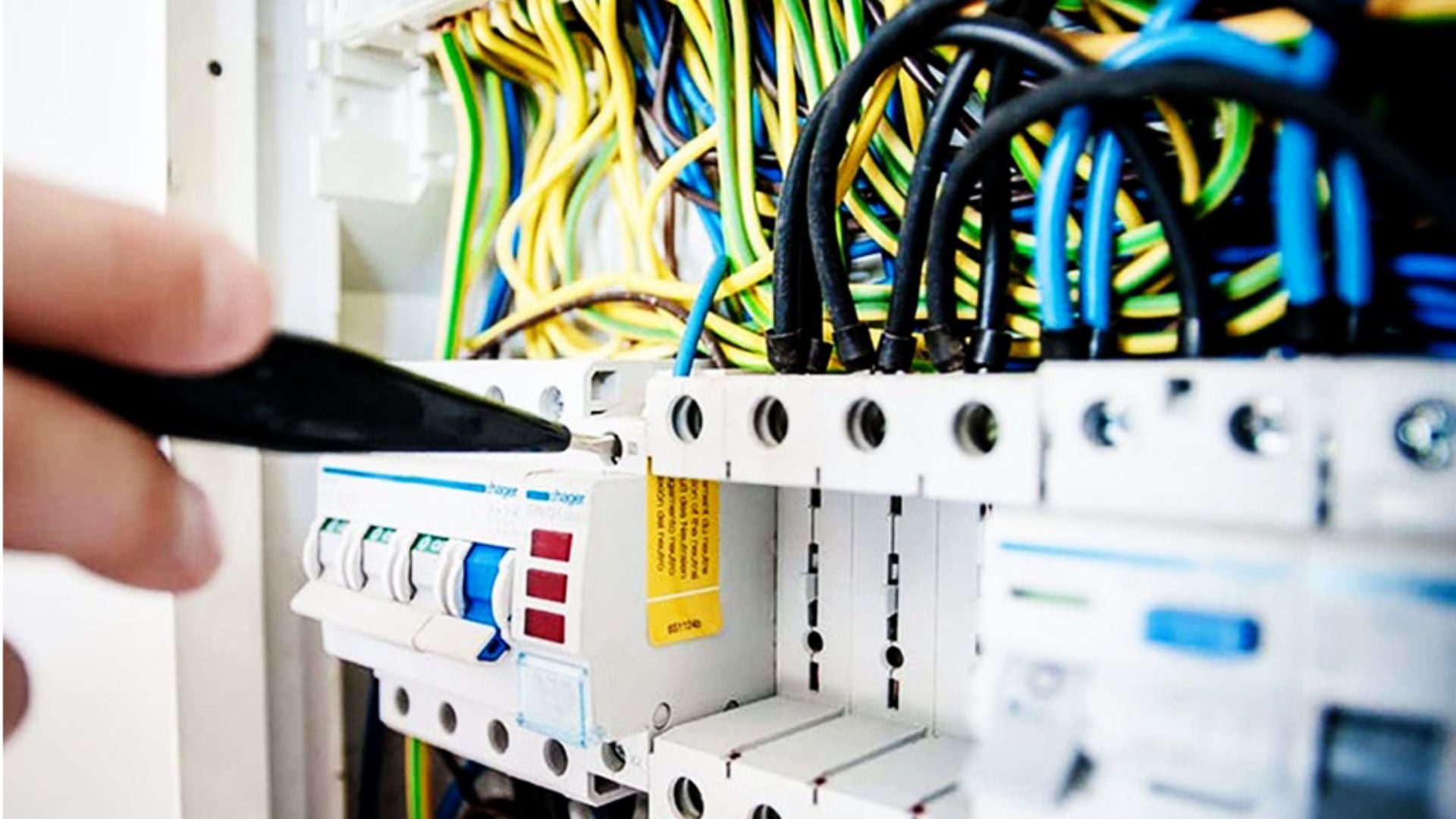 bảo trì hệ thống điện nhà máy